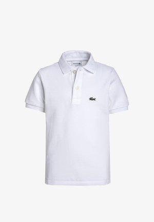 Polo blanc à manches courtes avec col, deux boutons et un petit logo crocodile vert sur le côté gauche de la poitrine.