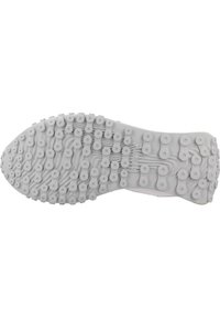 Suela de zapatilla deportiva blanca con un patrón circular texturizado y tacos de tracción multidireccional para una mayor agarre y rendimiento.