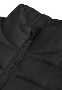 Svart puffjacka med hög krage, frontdragkedja och kviltad textur med diagonala sömmar. Slät tygyta.