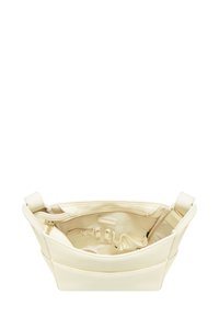 Kabelka z krémové kůže s hladkou texturou, zapínáním na zip a vnitřními přihrádkami pro organizaci. Má ploché dno a krátké, pevné rukojeti.