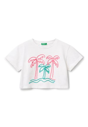 Weißes, kurzes T-Shirt mit gestickten Palmen in Pink und Grün sowie einer wellenförmigen Linie am unteren Rand. Aus weichem Baumwollstoff, kurze Ärmel.