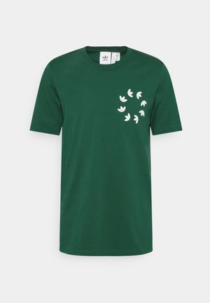 Dunkelgrünes Adidas T-Shirt mit kurzen Ärmeln und einem kreisförmigen Muster aus weißen Trefoil-Logos auf der linken Brust.