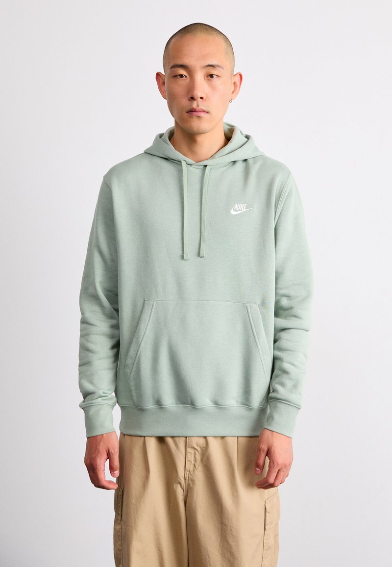 Sweatshirt verde menta feito de um tecido suave, com um bolso frontal, capuz com cordão e um pequeno logotipo branco da Nike no peito.