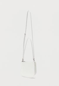 Λευκή δερμάτινη τσάντα χιαστί με στρογγυλεμένο σχήμα, μακριά ρυθμιζόμενη λουρίδα και κλείσιμο με φερμουάρ. Ομαλή υφή· μινιμαλιστικός σχεδιασμός.