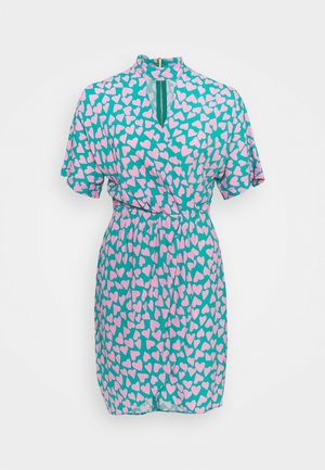Kurzärmeliges tealfarbenes Kleid mit pinkem Herzmuster, hohem Kragen mit Schlüssellochöffnung und geraffter Taille.