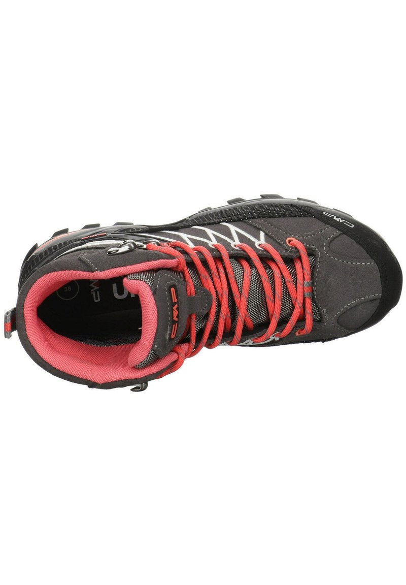 Szare i czarne buty trekkingowe z jaskrawoczerwonymi sznurowadłami, siateczkową cholewką, wyściełanym kołnierzem i gumową podeszwą z wzorem trakcyjnym.