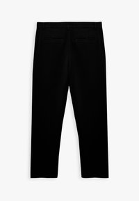 Pantalons noirs ajustés vus de dos avec passants de ceinture et deux poches passepoilées sur fond blanc.