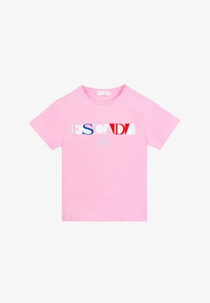 T-shirt rosa chiaro a maniche corte con logo "ESCADA" multicolore e piccolo emblema "EH" centrato sul davanti.