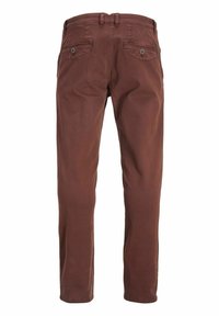 Pantalon marron pour homme, coupe droite, avec passants pour ceinture et deux poches arrière à boutons, présenté de dos sur fond blanc.