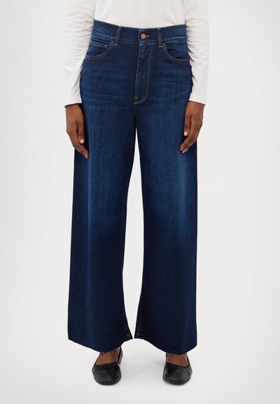 Jeans de mezclilla de tiro alto, de color azul oscuro y corte ancho, con diseño de cinco bolsillos y sutiles detalles de costura. Textura suave con un acabado limpio.