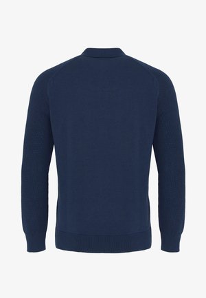 Granatowy dzianinowy sweter z długim rękawem, z prążkowanymi mankietami, dołem i małym kołnierzykiem, widoczny od tyłu.