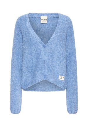 Ljusblå, fluffig, kort cardigan med långa ärmar, djup V-ringning, tre knappar och en liten vit lapp märkt "STD" nära nedre kanten.