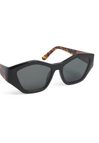 Lunettes de soleil noires avec des montures angulaires, des verres gris et des branches en écaille de tortue à motifs. Fabriquées en plastique brillant avec une finition texturée.