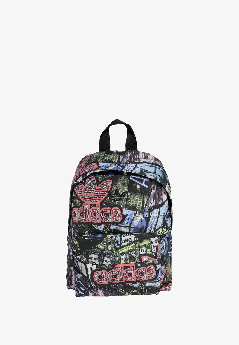 Čierny batoh so vzormi v graffiti štýle, obsahujúci logo Adidas v červenej farbe. Viacero komôr a polstrované ramenné popruhy pre pohodlie.