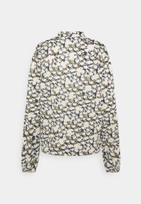 Lange mouwen blouse met hoge nek, voorzien van een dichte bloemenpatroon in witte, groene en beige tinten op een donkere achtergrond, getoond vanaf de achterkant.