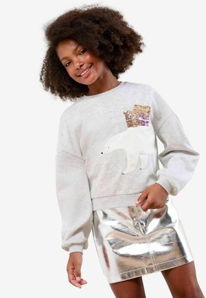 Szary sweatshirt z grafiką polarnego niedźwiedzia i błyszczącymi pudełkami prezentowymi; zestawiony z błyszczącą, srebrną mini spódnicą; przytulny fason, miękka tekstura.