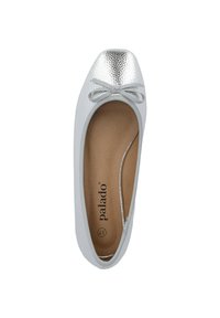 Weiße Ballettschuhe mit einer strukturierten silbernen Zehenkappe, Schleifendetail und glattem Obermaterial. Das Innere verfügt über eine hellbraune Einlegesohle mit einem Markenlogo.
