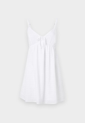 Balta vasaras kleita ar spageti siksniņiem, kurai ir saite priekšpusē, brīvi pieguļošs top un teksturēts ginemas raksts.