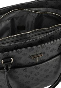 Borsa nera con superficie testurizzata, chiusura lampo oro e motivo logo all'interno. Presenta un accento in metallo a forma di triangolo e tracolla regolabile.