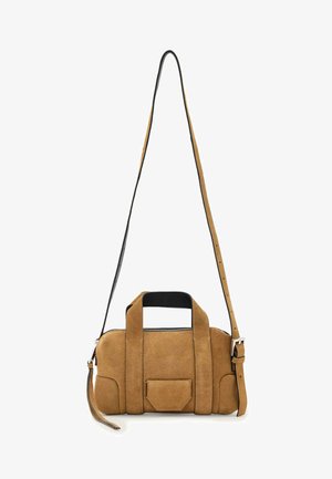 Kleine rechthoekige crossbodytas van beige suède met bovenhandvatten, voorvak, ritssluiting en verstelbare schouderriem met gesp.