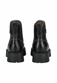 Stivali alla caviglia in pelle nera con finitura texture, suole spesse, borchie decorative attorno alla caviglia e linguette per un facile indossamento.