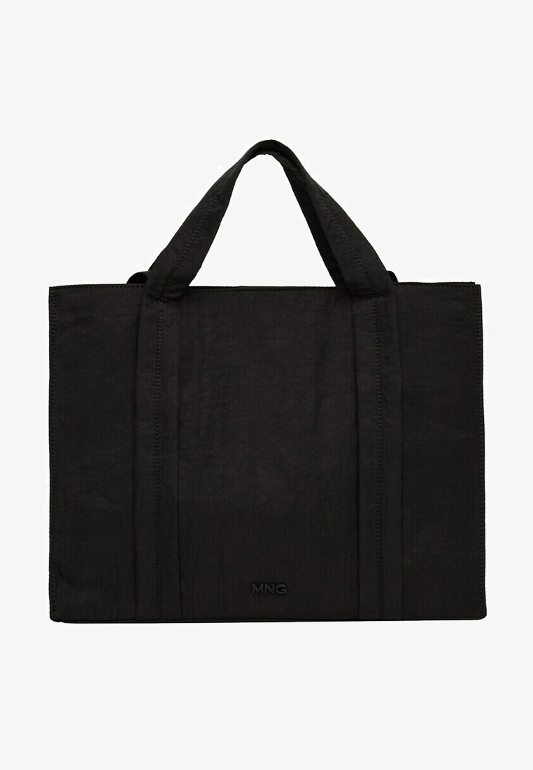 Sac fourre-tout rectangulaire noir avec deux anses et coutures minimales, arborant un petit logo "MNG" au centre en bas.