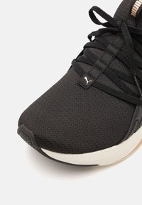 Puma SOFTRIDE SOPHIA 2 - Trening copati - black/gold/warm white