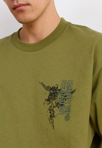Carhartt WIP COORDINATE - T-shirt imprimé - capulet