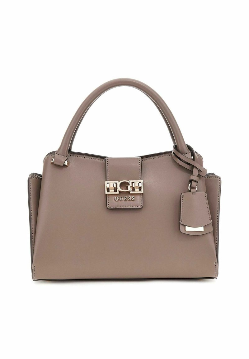 Sac à main en simili cuir marron avec double poignées, quincaillerie dorée et étiquette détachable ; il présente un design structuré et des accents de logo.