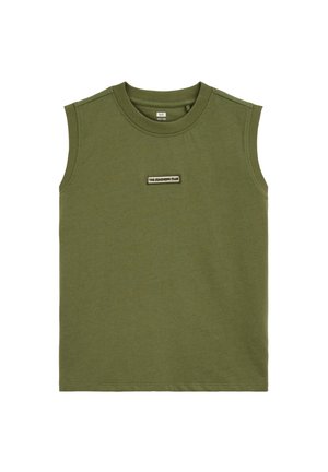 Bezrukávová olivovo zelená bavlnená košeľa s okrúhlym výstrihom a malou obdĺžnikovou nášivkou s nápisom "THE SEASHORE CLUB" na hrudi.