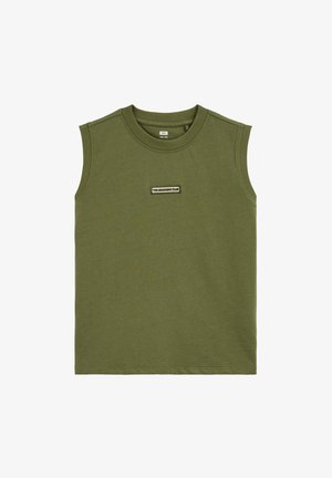 Chemise sans manches en coton vert olive avec col rond et petite écusson rectangulaire portant l'inscription "THE SEASHORE CLUB" sur la poitrine.