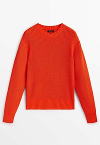 Pull en tricot orange vif avec un col rond classique, un ourlet côtelé et des manches longues, présentant un motif en tricot texturé et épais.