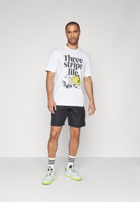 adidas Sportswear POSITIVITY GRAPHIC - Triko s potiskem - white