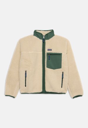 Fleecejack in crèmekleur met donkergroene kraag, rits, borstzak en zijzakken op een witte achtergrond.