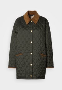 Gequilted groene jas met een bruine corduroy kraag, gouden drukknoopjes en bruine accentzakken. Merkennaam geborduurd op de zak.
