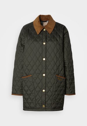 Gequilted groene jas met een bruine corduroy kraag, gouden drukknoopjes en bruine accentzakken. Merkennaam geborduurd op de zak.