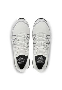 Baskets de sport blanches avec un dessus en maille, présentant des accents gris, une semelle rembourrée et des semelles intérieures noires avec un détail de logo.