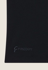 Tessuto a coste nero con forma rettangolare. Include un sottile logo ricamato "FREDDY" di colore grigio scuro vicino al bordo.