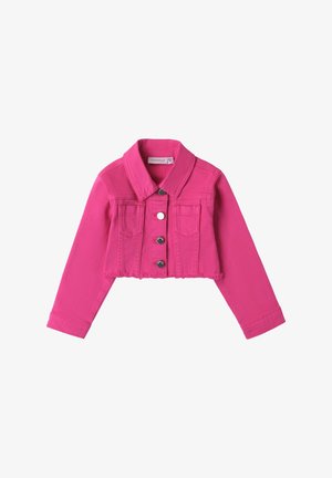 Chaqueta de mezclilla rosa recortada con cuello, parte delantera abotonada y dos bolsillos en el pecho. Presenta un dobladillo deshilachado y mangas largas.