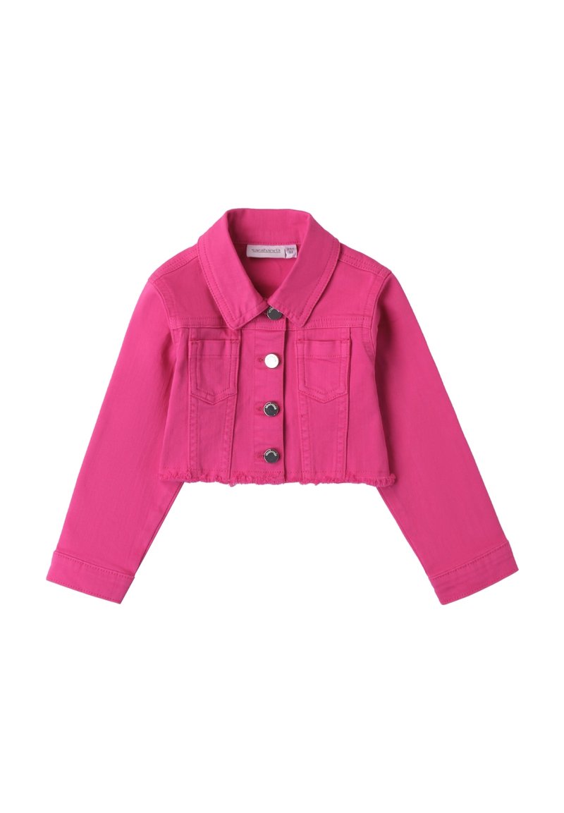 Giacca di jeans rosa cropped con colletto, chiusura con bottoni e due tasche sul petto. Presenta un orlo sfilacciato e maniche lunghe.