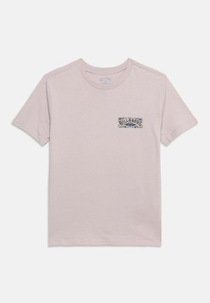 T-shirt rose clair à manches courtes et col rond avec un petit motif rectangulaire et du texte sur la partie gauche de la poitrine.