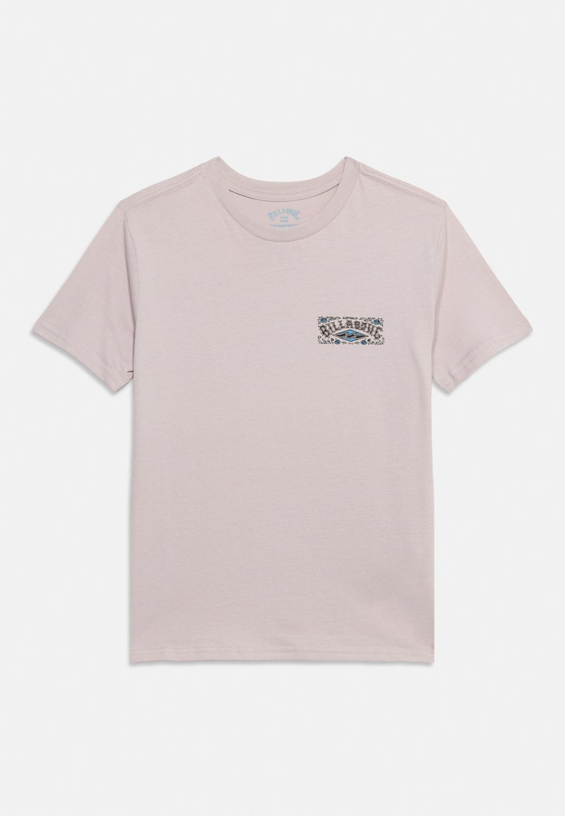 Ανοιχτό ροζ κοντομάνικη μπλούζα με στρογγυλή λαιμόκοψη, μικρό ορθογώνιο γραφικό και κείμενο στην αριστερή πλευρά του στήθους.