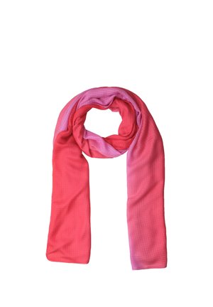 Longue écharpe douce avec un dégradé du rouge vif au rose clair, bouclée lâchement au centre sur fond blanc.