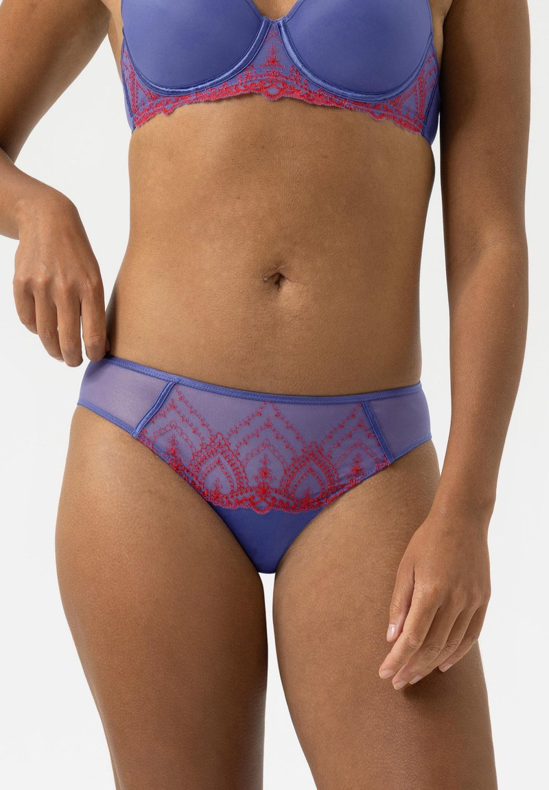 Set di reggiseno e mutandine blu con dettagli in pizzo rosso. Materiale morbido, supporto con ferretto e motivi decorativi sul cinturino.
