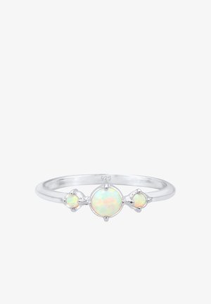 Anillo de plata esterlina que presenta tres piedras de ópalo: una piedra central grande y dos piedras más pequeñas, montadas en garras suaves y minimalistas.