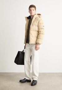 Tommy Jeans ESSENTIAL  - Down jacket - gentle gold