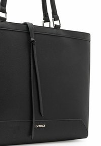 Borsa tote nera in pelle con finitura testurizzata, con hardware in metallo tono argento e un logo discreto. Elementi di design verticali e orizzontali.