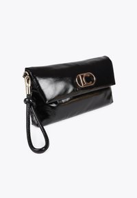 Crna lakirana kožna clutch torbica s preklopnim dizajnom, okruglim zlatnim detaljem i odvojivom narukvicom. Glatka tekstura kroz cijelu torbicu.