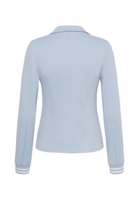 Veste ajustée bleu clair vue de dos, manches longues, col et poignets rayés, sans fermetures ni ornements visibles.