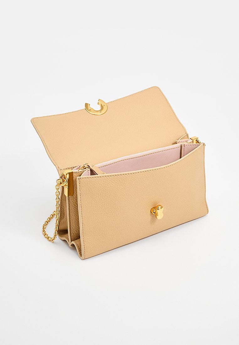 Borsa a mano in pelle beige con chiusura in metallo dorato e tracolla a catena. Include un interno rosa chiaro con scomparti multipli e chiusura lampo.